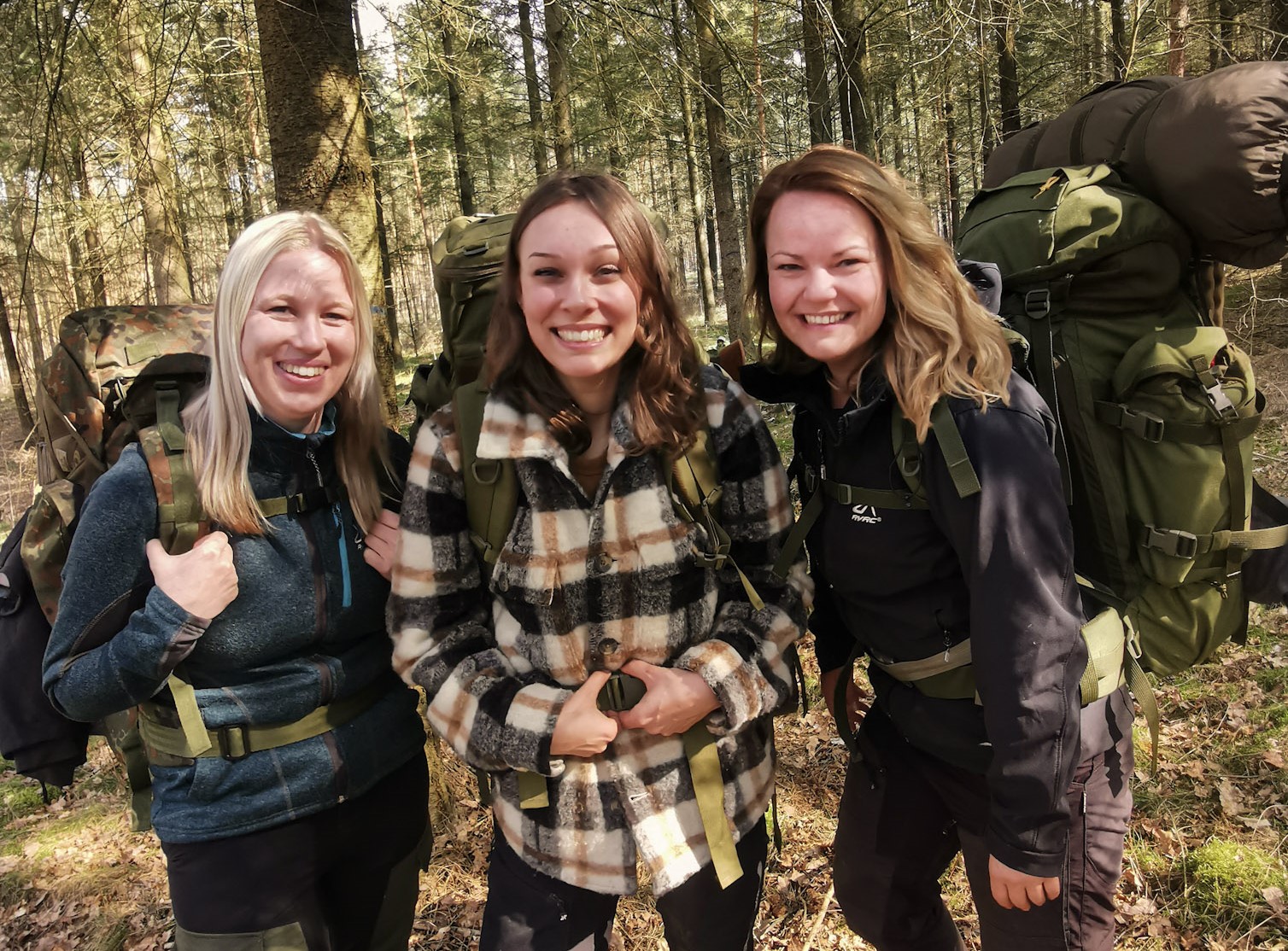 Bushcraft Survival Frauen Drei Frauen mit Rucksäcken für Survival